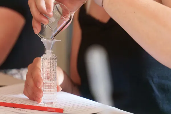 Réalisez votre eau de parfum avec Emilie - Image n°5 - Wecandoo