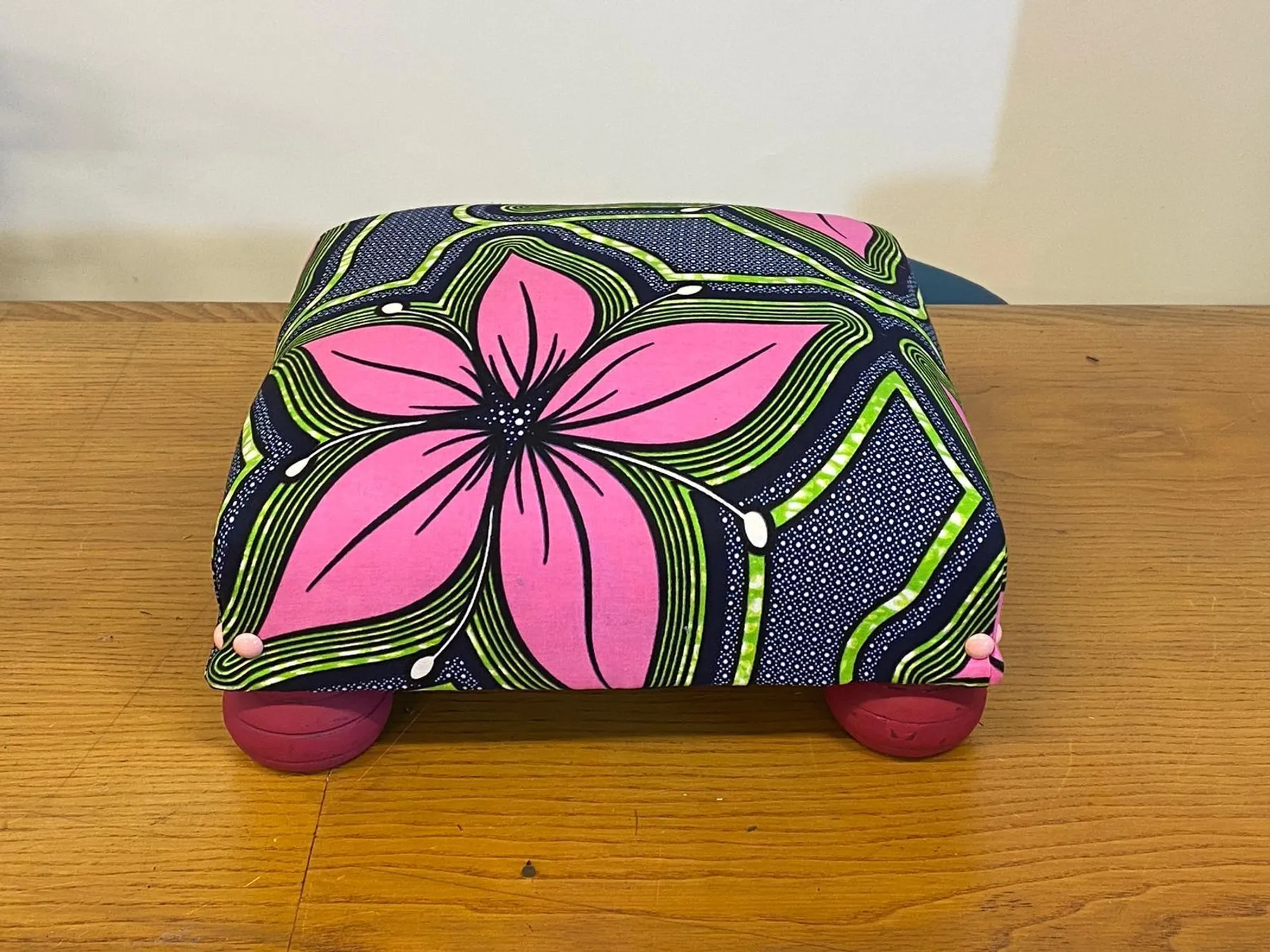 Réalisez votre repose-pieds en wax avec Corinne à Strasbourg - Image n°1 - Wecandoo