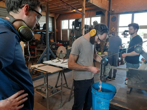 Forgez votre couteau en acier sur une journée avec Geoffroy et Nicolas - Afbeelding nr. 2 - Wecandoo