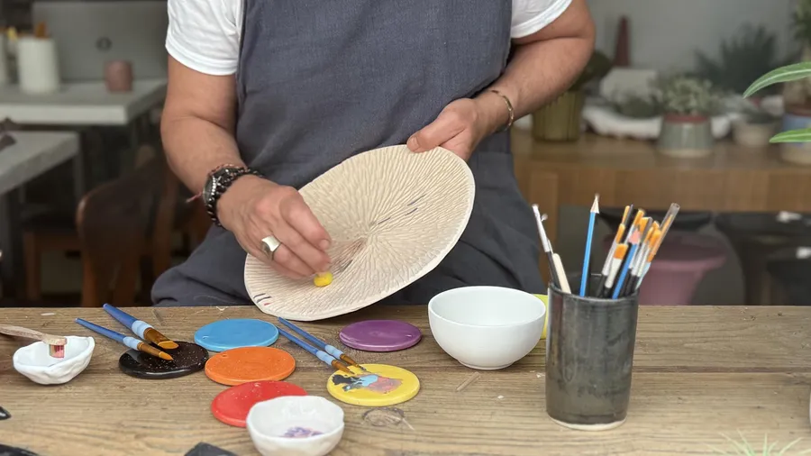 Initiez-vous à la peinture sur céramique avec San et son équipe - Afbeelding nr. 1 - Wecandoo