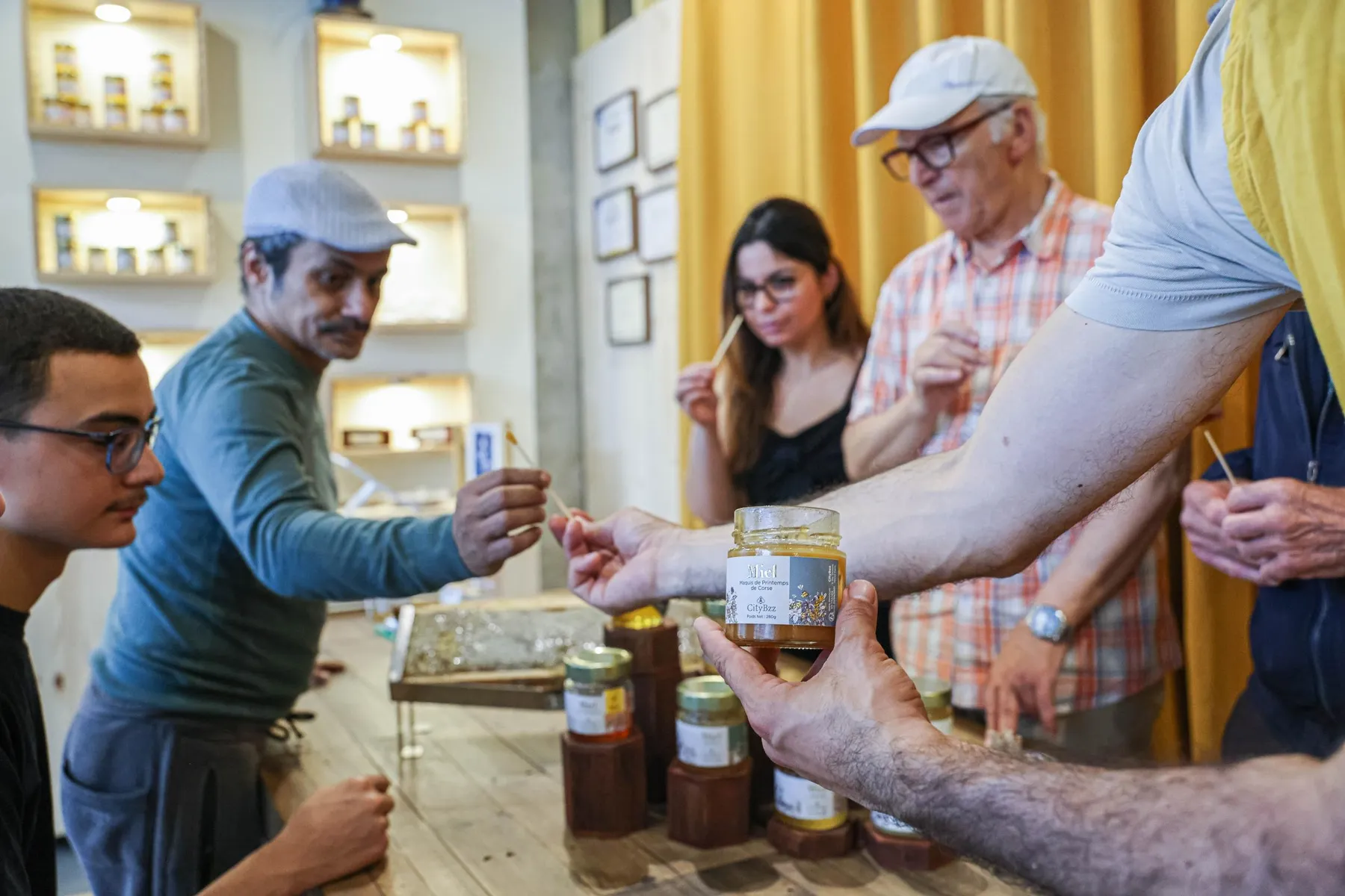 Initiez-vous à l’extraction du miel avec Volkan - Image n°2 - Wecandoo