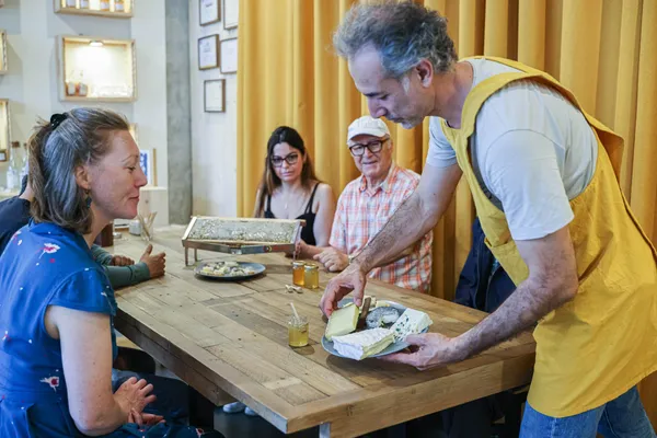 Découvrez les accords miels et fromages avec Volkan - Image n°2 - Wecandoo