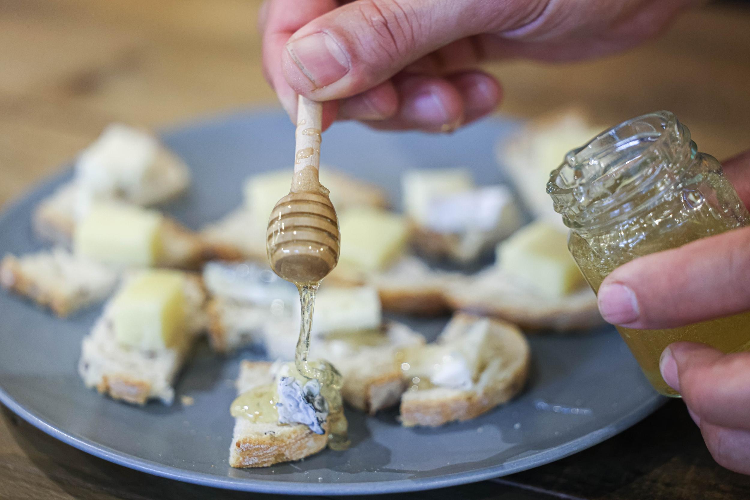 Découvrez les accords miels et fromages avec Volkan - Image n°3 - Wecandoo