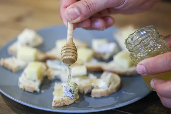 Découvrez les accords miels et fromages avec Volkan - Image n°3 - Wecandoo