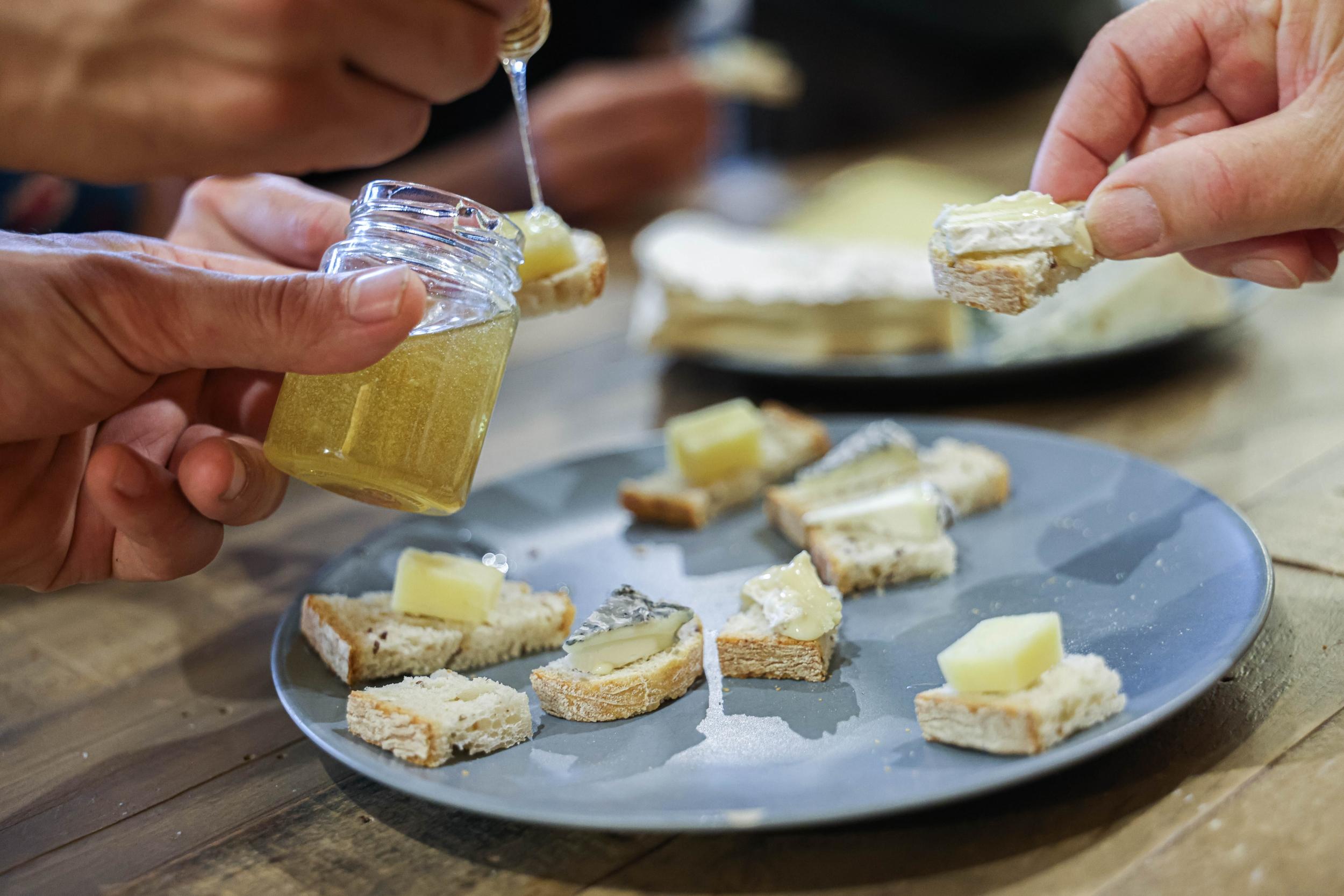Découvrez les accords miels et fromages avec Volkan - Image n°10 - Wecandoo