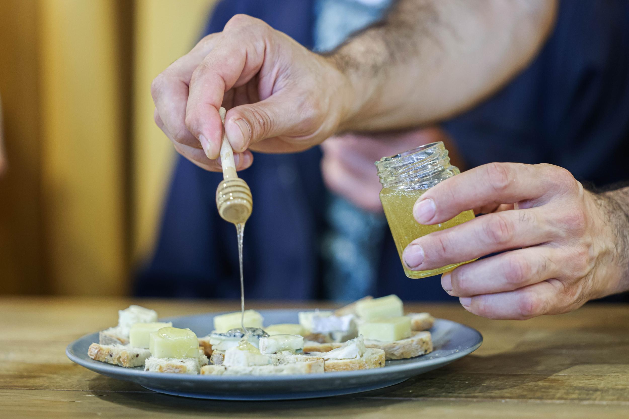 Découvrez les accords miels et fromages