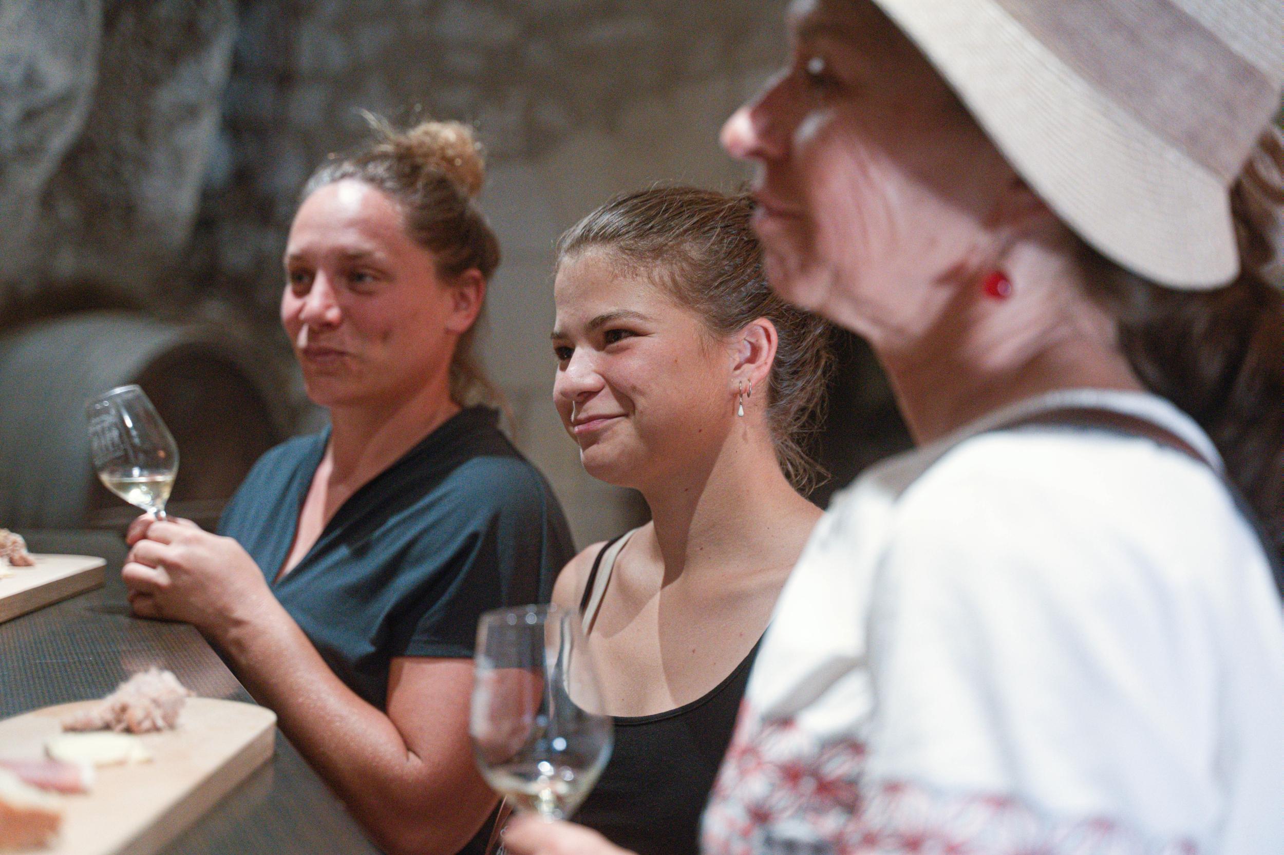 Dégustez des vins accompagnés d’une planche apéro dans une cave troglodyte avec Clara et Diane - Image n°7 - Wecandoo