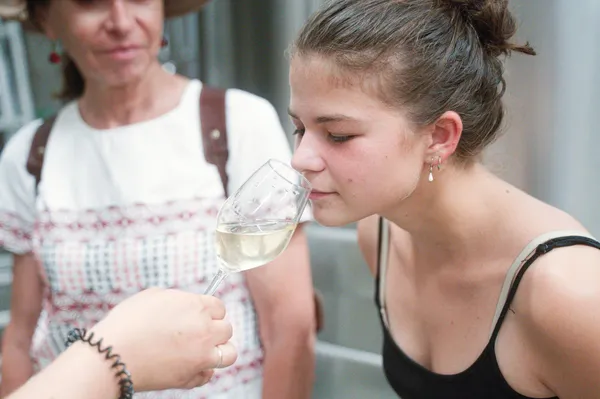 Dégustez des vins accompagnés d’une planche apéro dans une cave troglodyte avec Clara et Diane - Image n°3 - Wecandoo