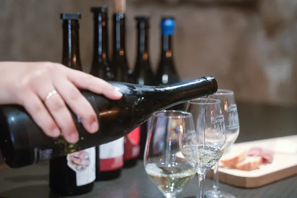 Dégustez des vins accompagnés d’une planche apéro dans une cave troglodyte avec Clara et Diane - Image n°4 - Wecandoo