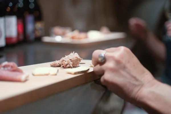 Dégustez des vins accompagnés d’une planche apéro dans une cave troglodyte avec Clara et Diane - Image n°2 - Wecandoo