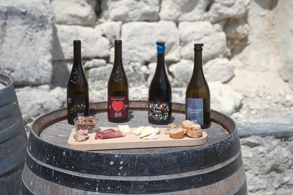 Dégustez huit vins dans une cave troglodyte