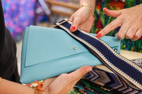 Créez votre banane en cuir personnalisée avec Zoé - Afbeelding nr. 1 - Wecandoo