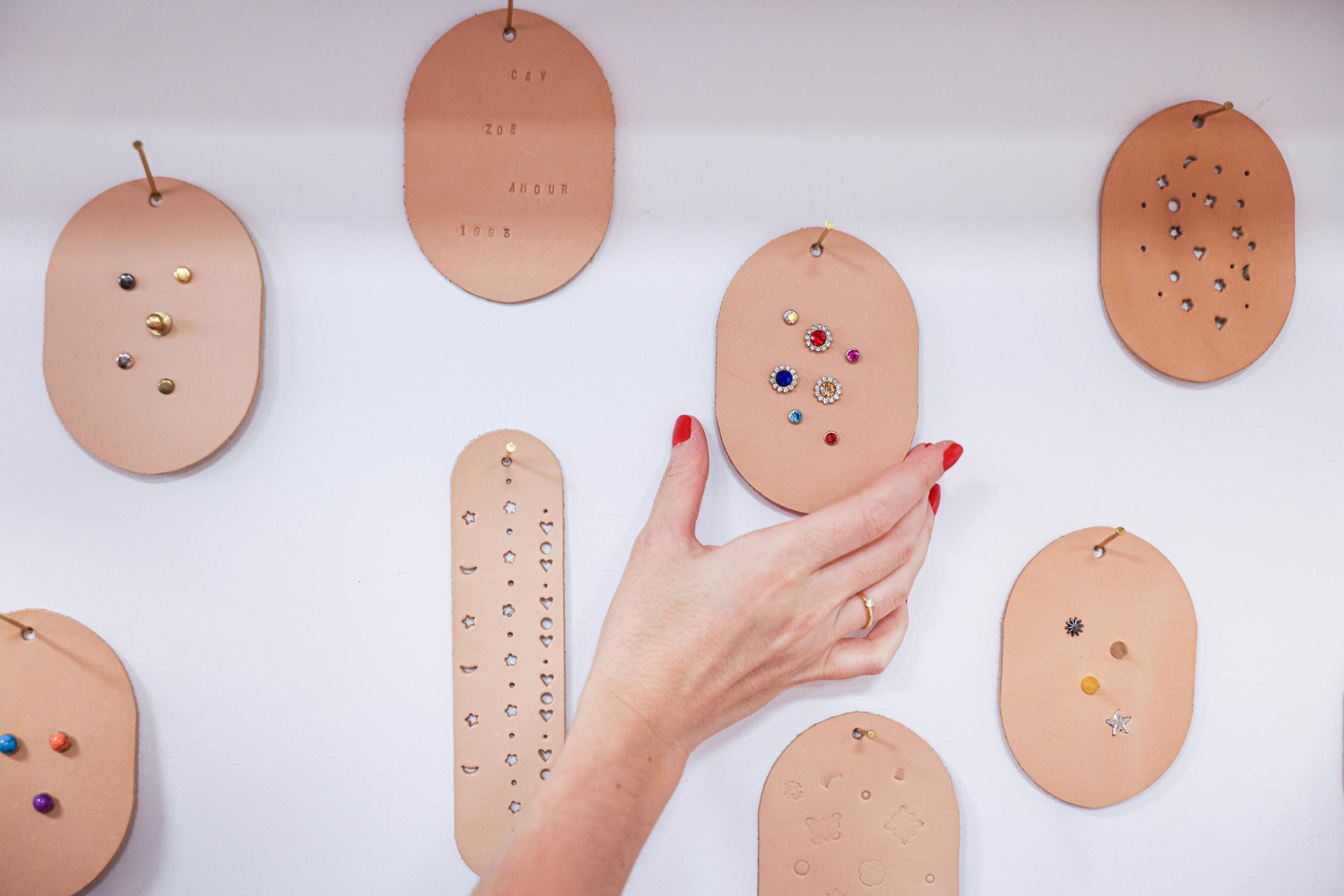 Personnalisez deux accessoires en cuir avec Zoé - Image n°2 - Wecandoo