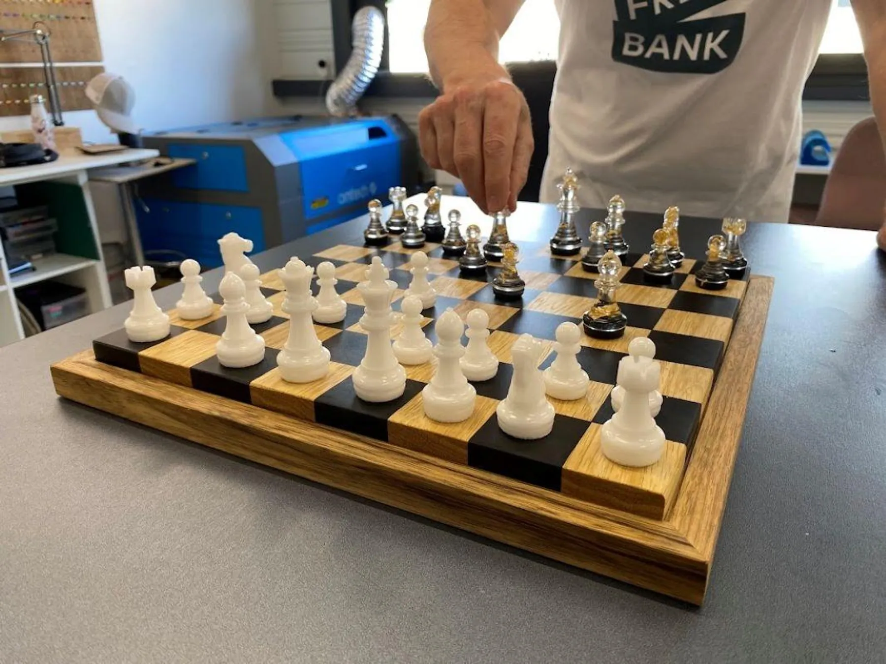 Réalisez votre échiquier en bois et en résine époxy avec Cécile - 2J - Image n°4 - Wecandoo
