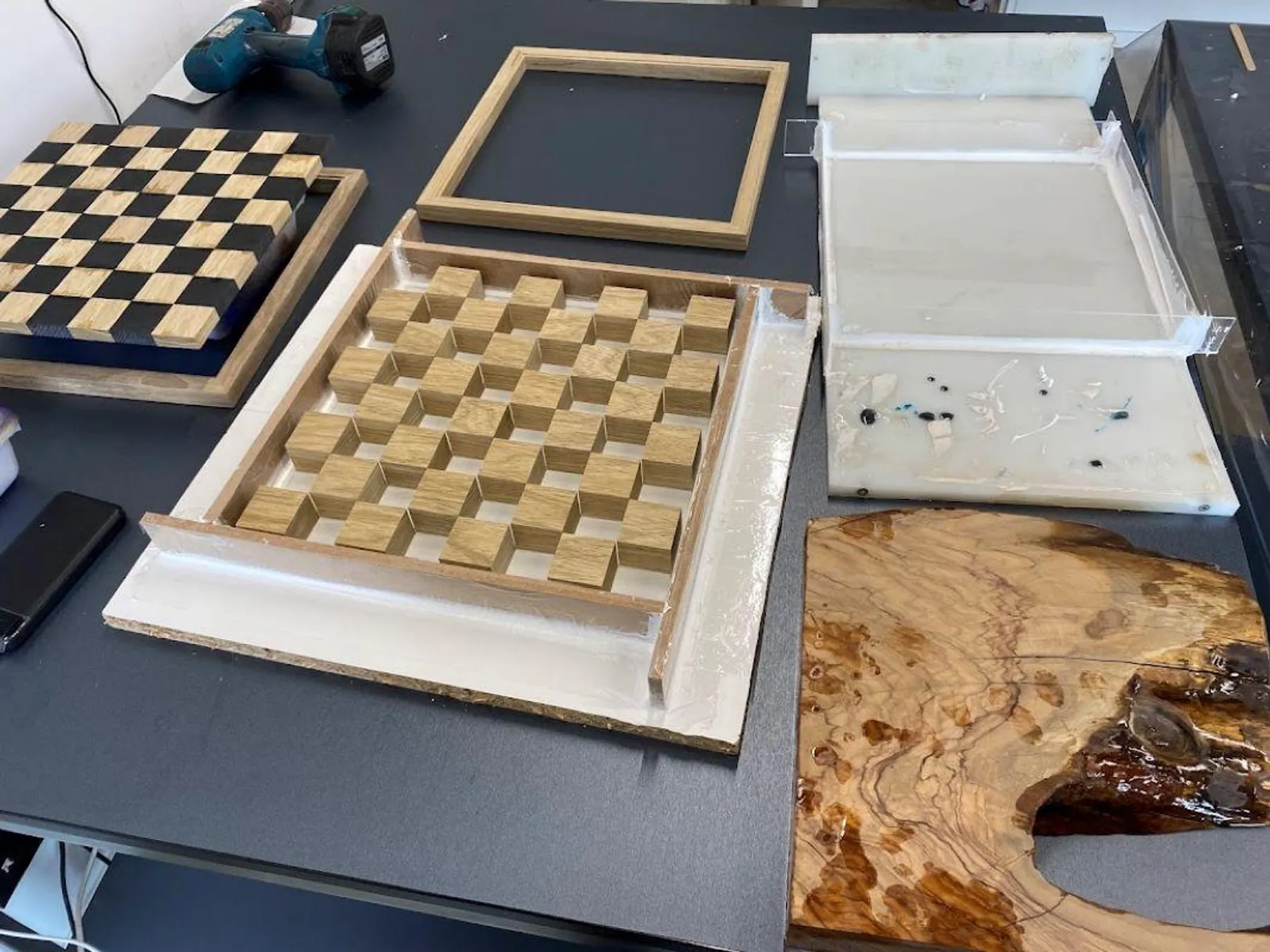 Réalisez votre échiquier en bois et en résine époxy avec Cécile - 2J - Image n°2 - Wecandoo