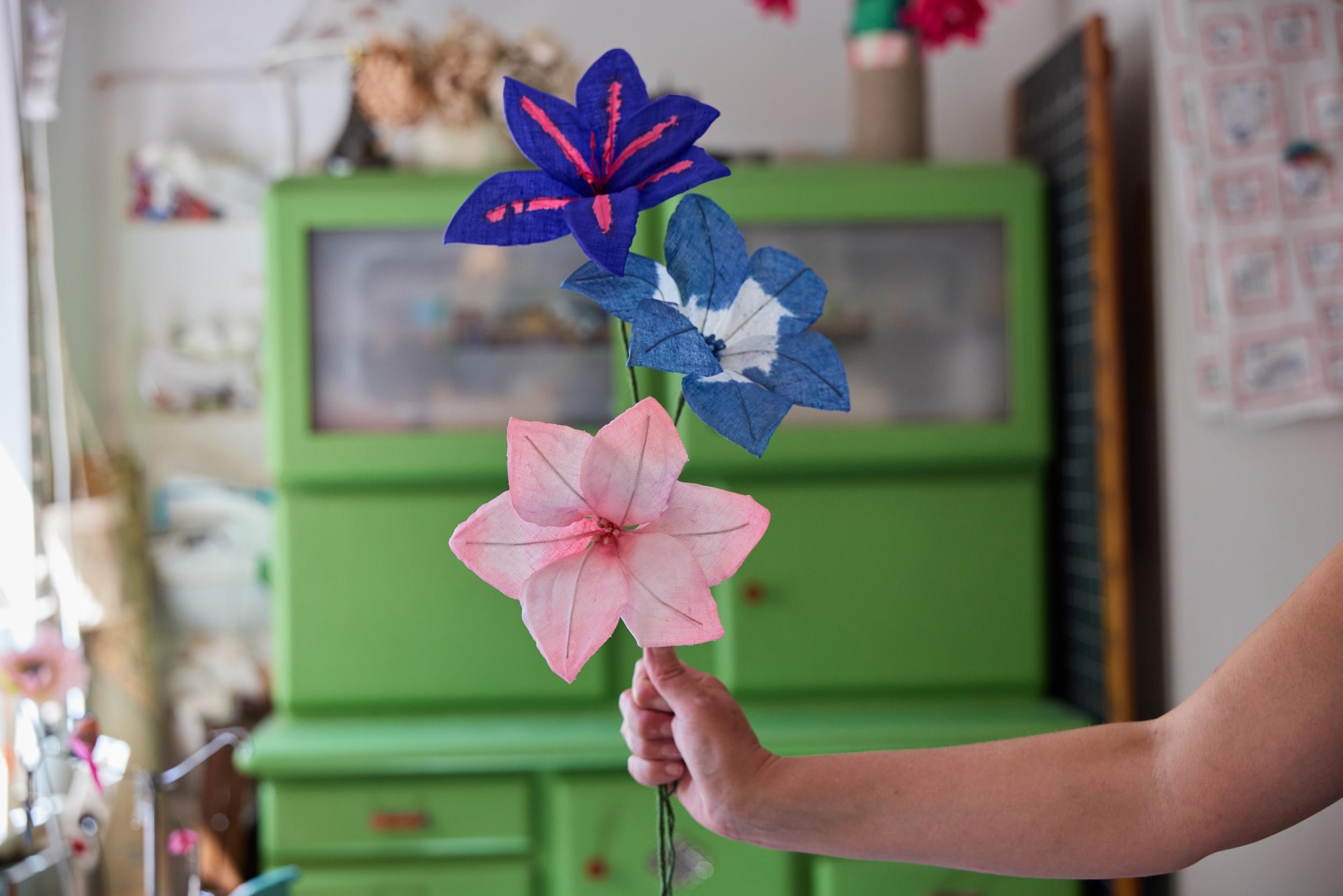 Créez votre branche de pommier et ses trois fleurs éternelles en lin avec Julie - Image n°5 - Wecandoo