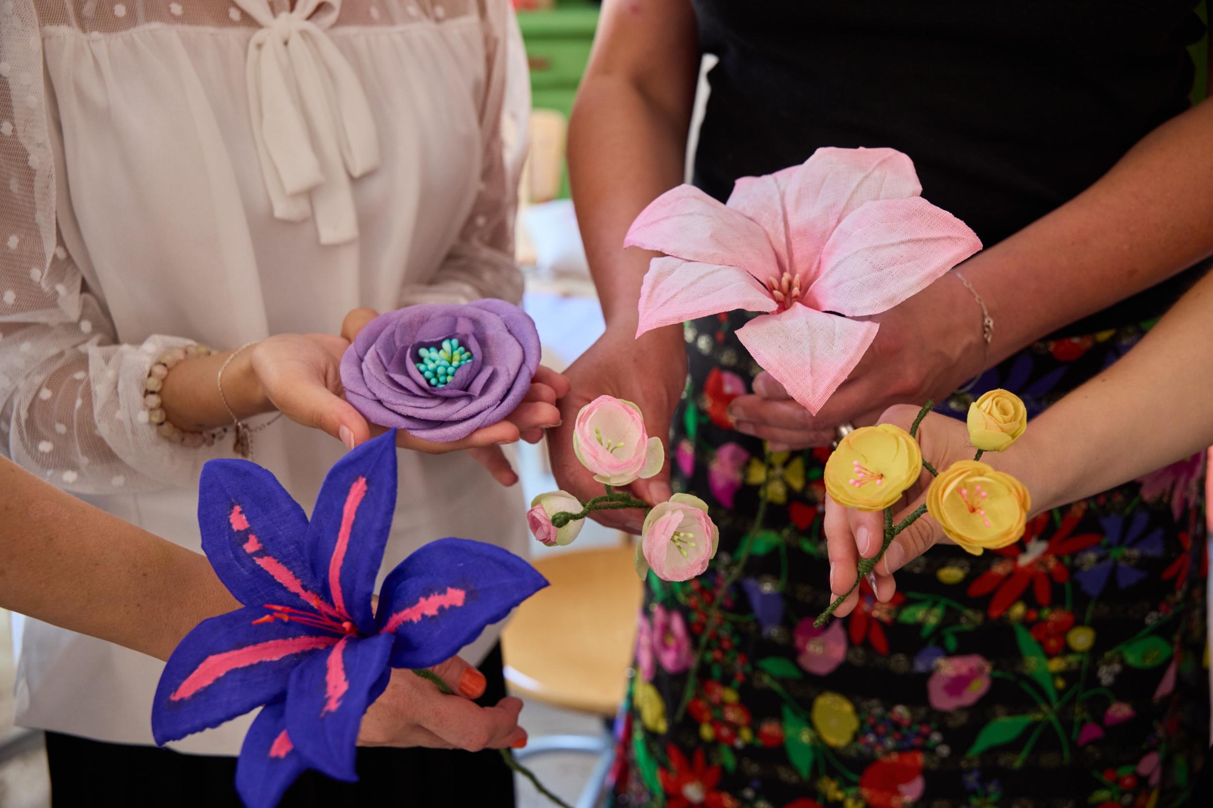 Créez votre branche de pommier et ses trois fleurs éternelles en lin avec Julie - Image n°7 - Wecandoo