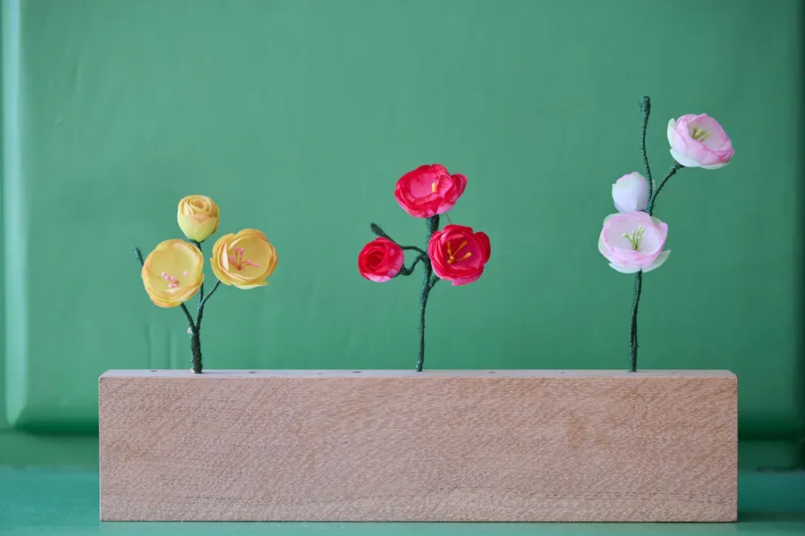 Créez votre branche de pommier et ses trois fleurs éternelles en lin avec Julie - Image n°1 - Wecandoo