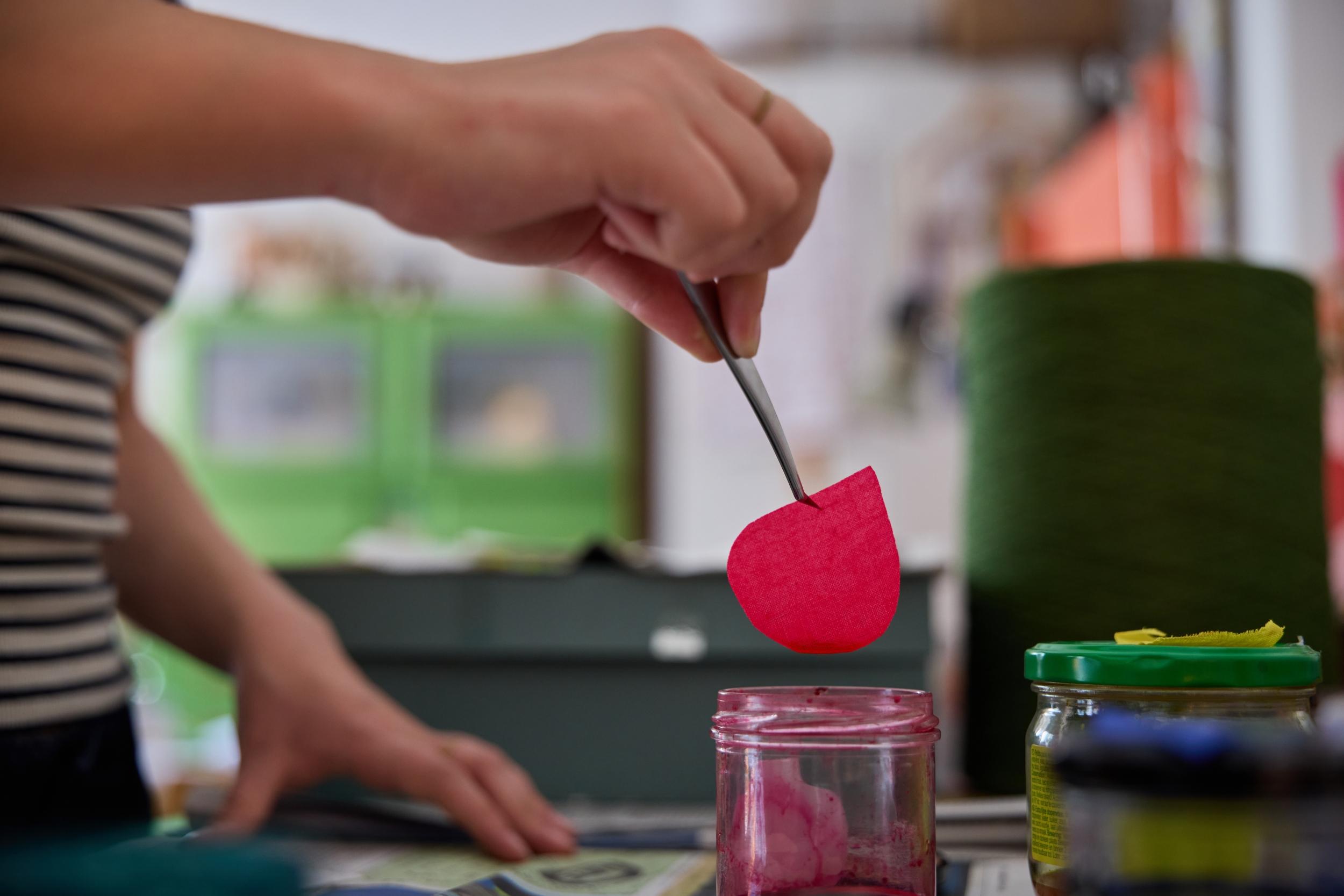 Créez votre branche de pommier et ses trois fleurs éternelles en lin avec Julie - Image n°4 - Wecandoo