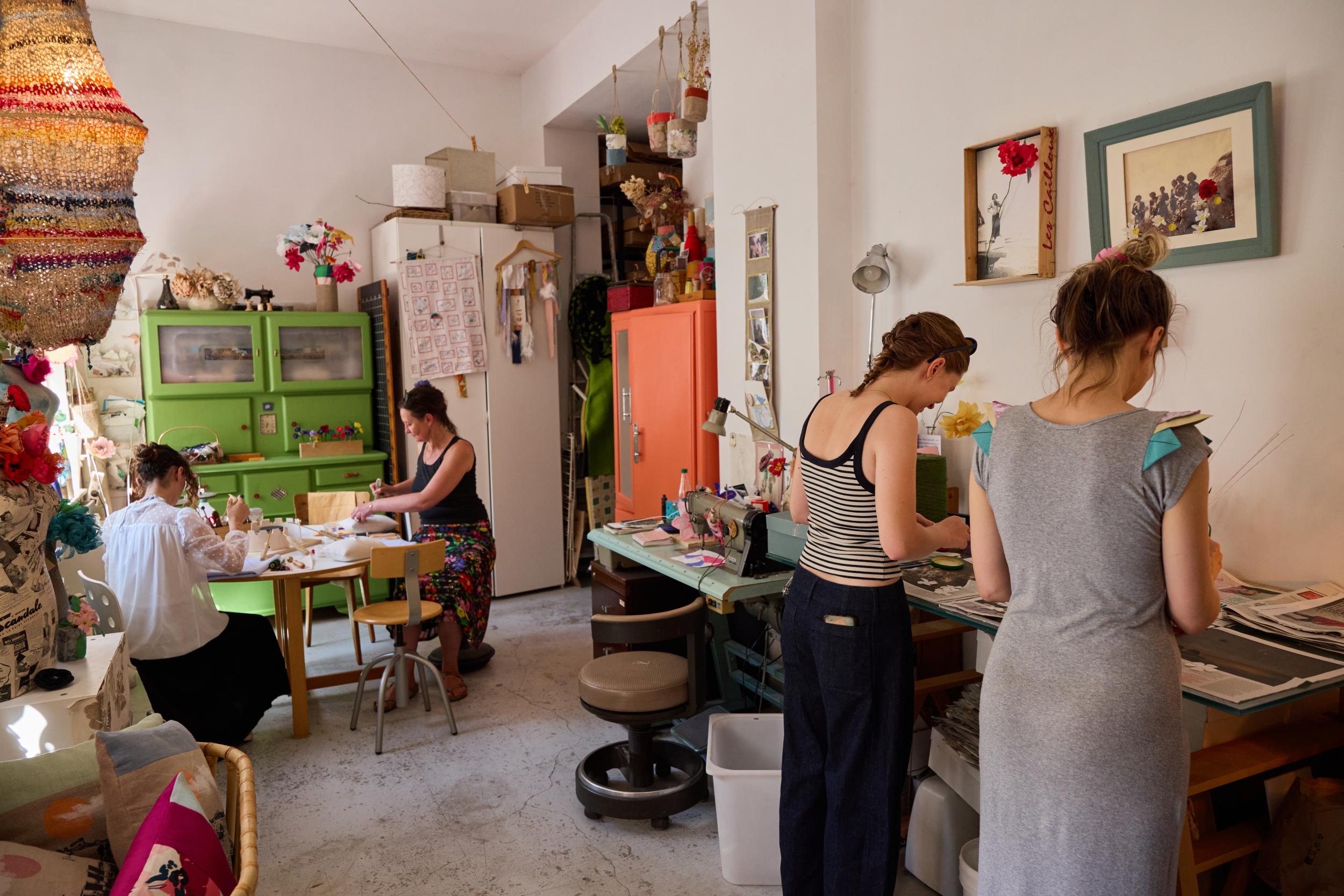 Créez votre branche de pommier et ses trois fleurs éternelles en lin avec Julie - Image n°8 - Wecandoo
