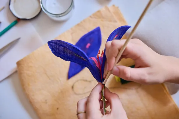 Créez votre fleur de lys éternelle en lin avec Julie - Image n°2 - Wecandoo