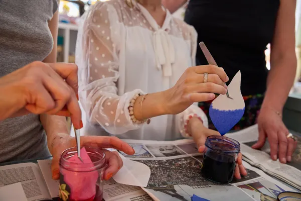 Créez votre fleur de lys éternelle en lin avec Julie - Image n°2 - Wecandoo