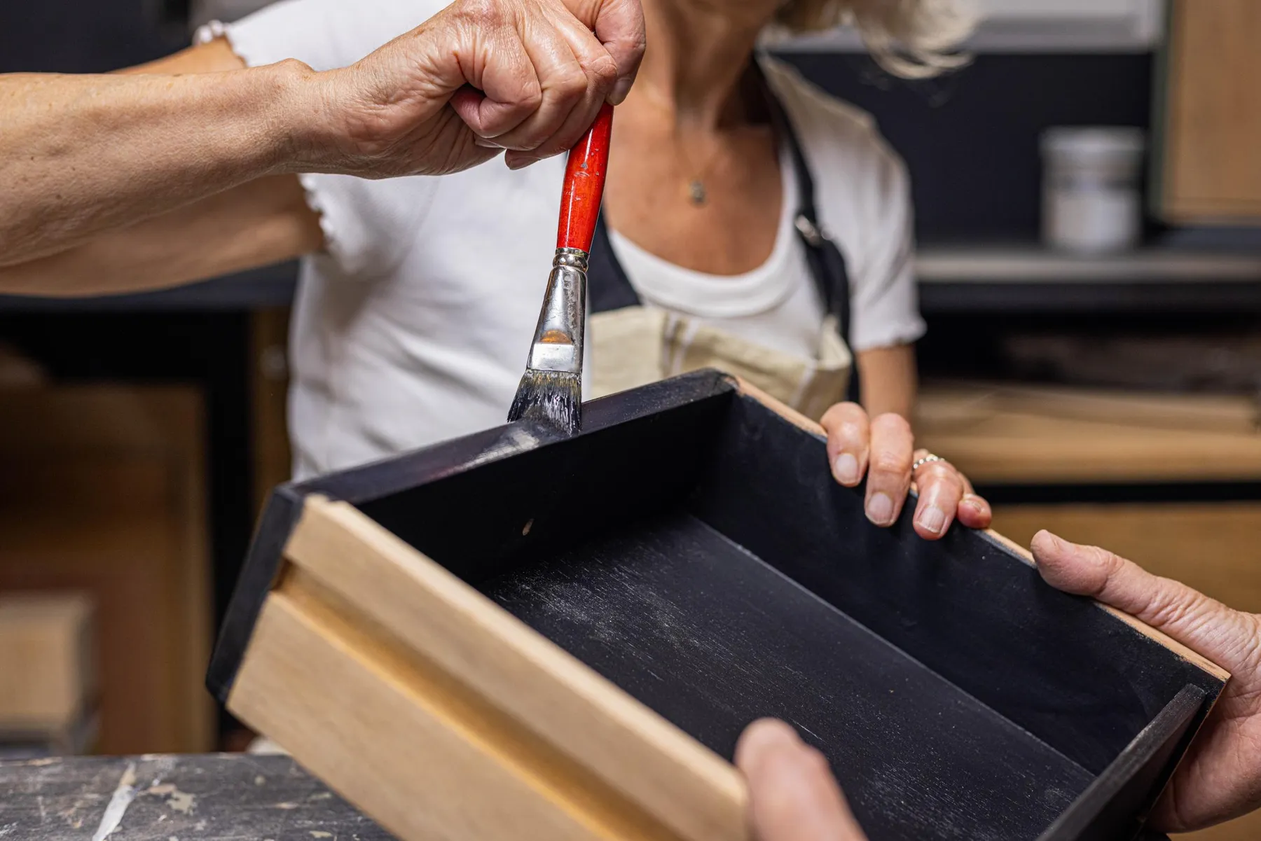 Apprenez à restaurer votre petit meuble avec Ana - Image n°4 - Wecandoo