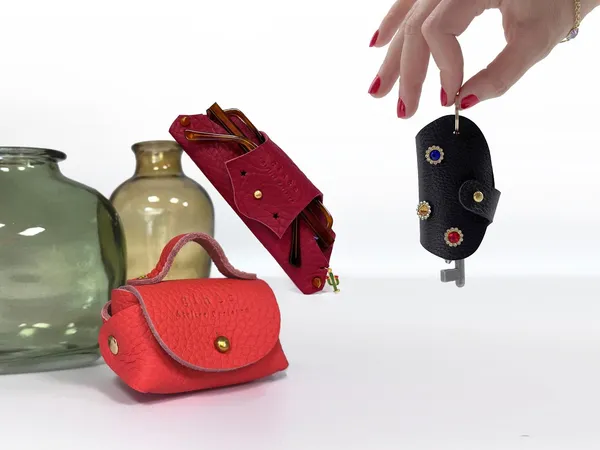 Personnalisez deux accessoires en cuir à Paris