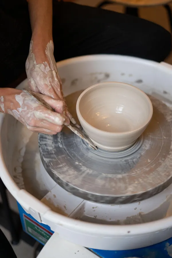 Initiez-vous au tour en 4 sessions, du façonnage à l'émaillage - Image n°2 - Wecandoo