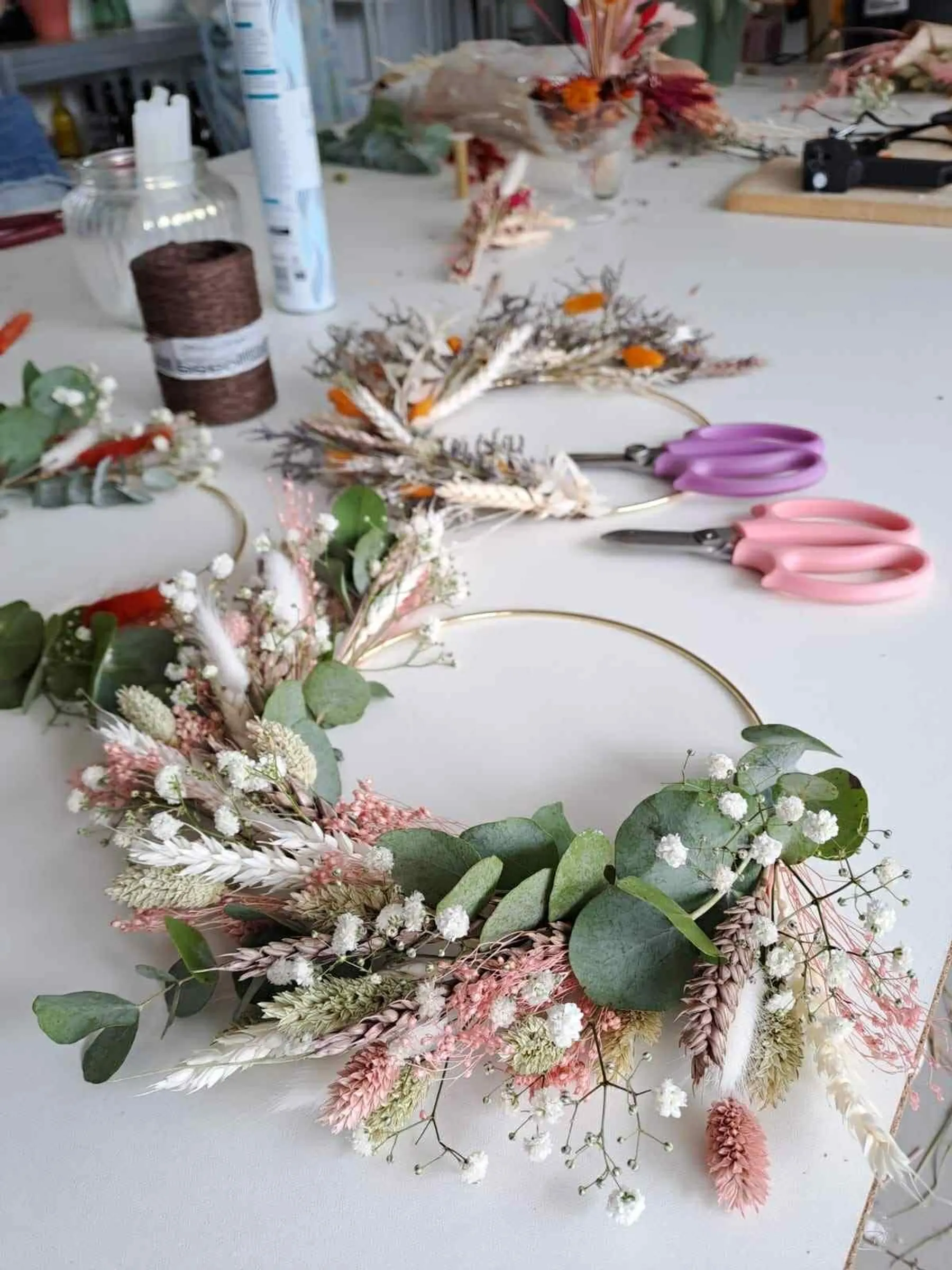 Fabriquez votre couronne de fleurs séchées avec Hélène et Clara - Image n°1 - Wecandoo