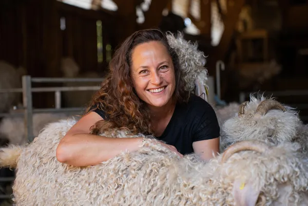Claire : Éleveuse de chèvres angora à Ardèche (07)