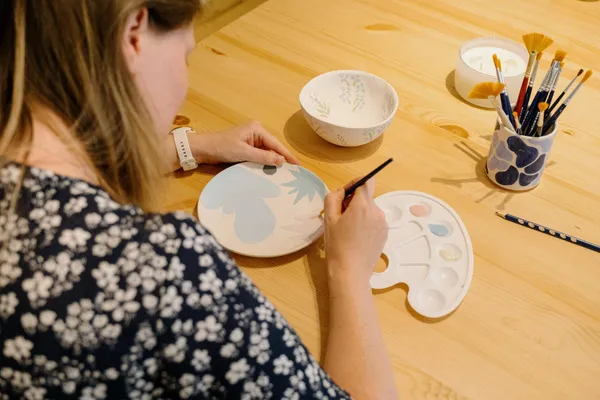 Get your team together and decorate your ceramic pieces with Marileen - Image n°3 - Wecandoo