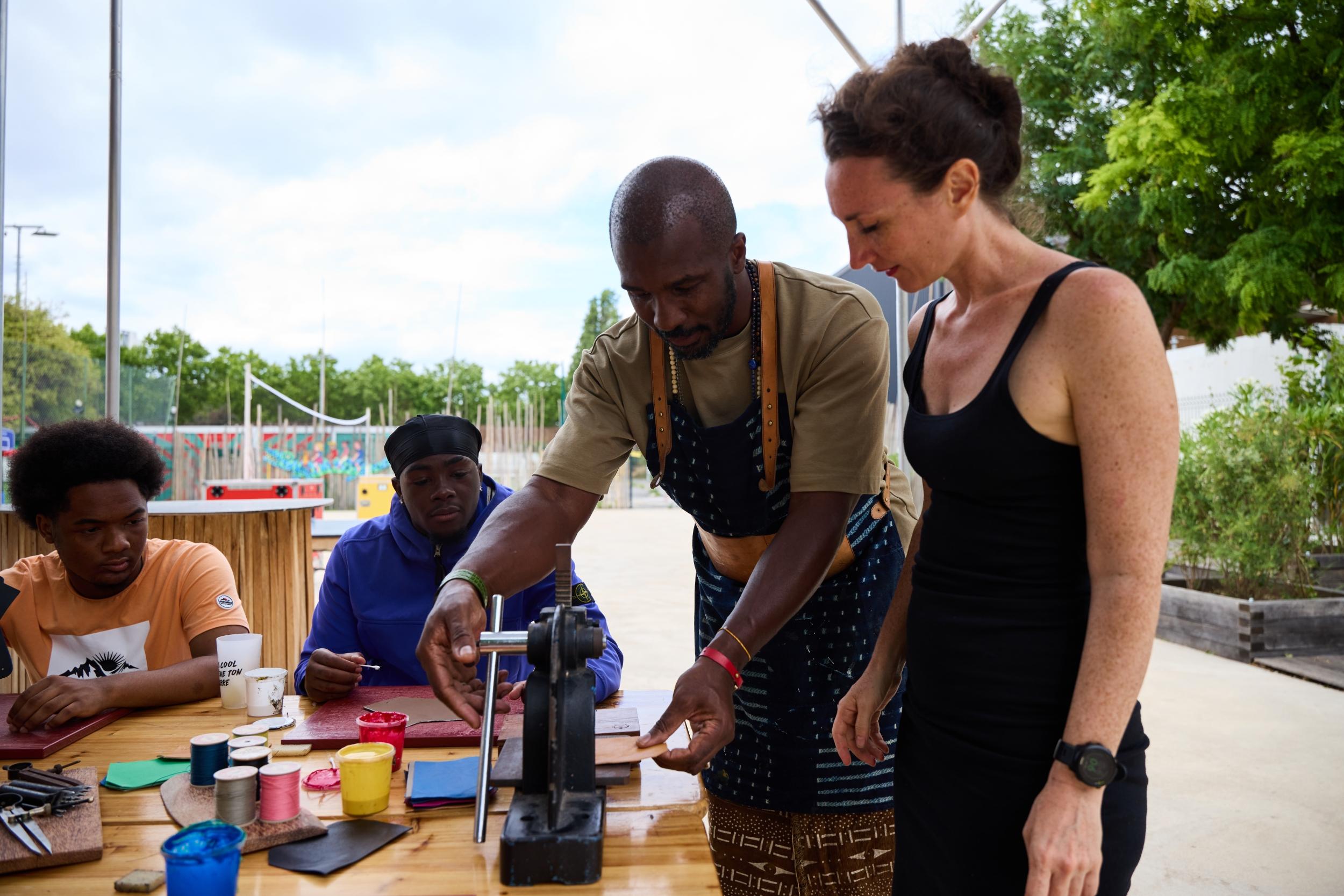 Réalisez votre pièce de maroquinerie autour d'un apéro à l'africaine avec Fred et son équipe - Image n°2 - Wecandoo