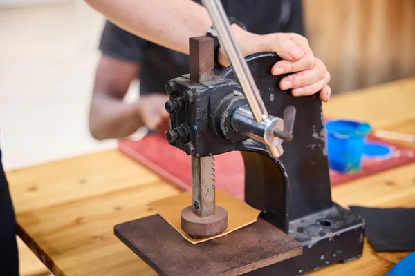 Réalisez votre pièce de maroquinerie autour d'un apéro à l'africaine avec Fred et son équipe - Image n°3 - Wecandoo