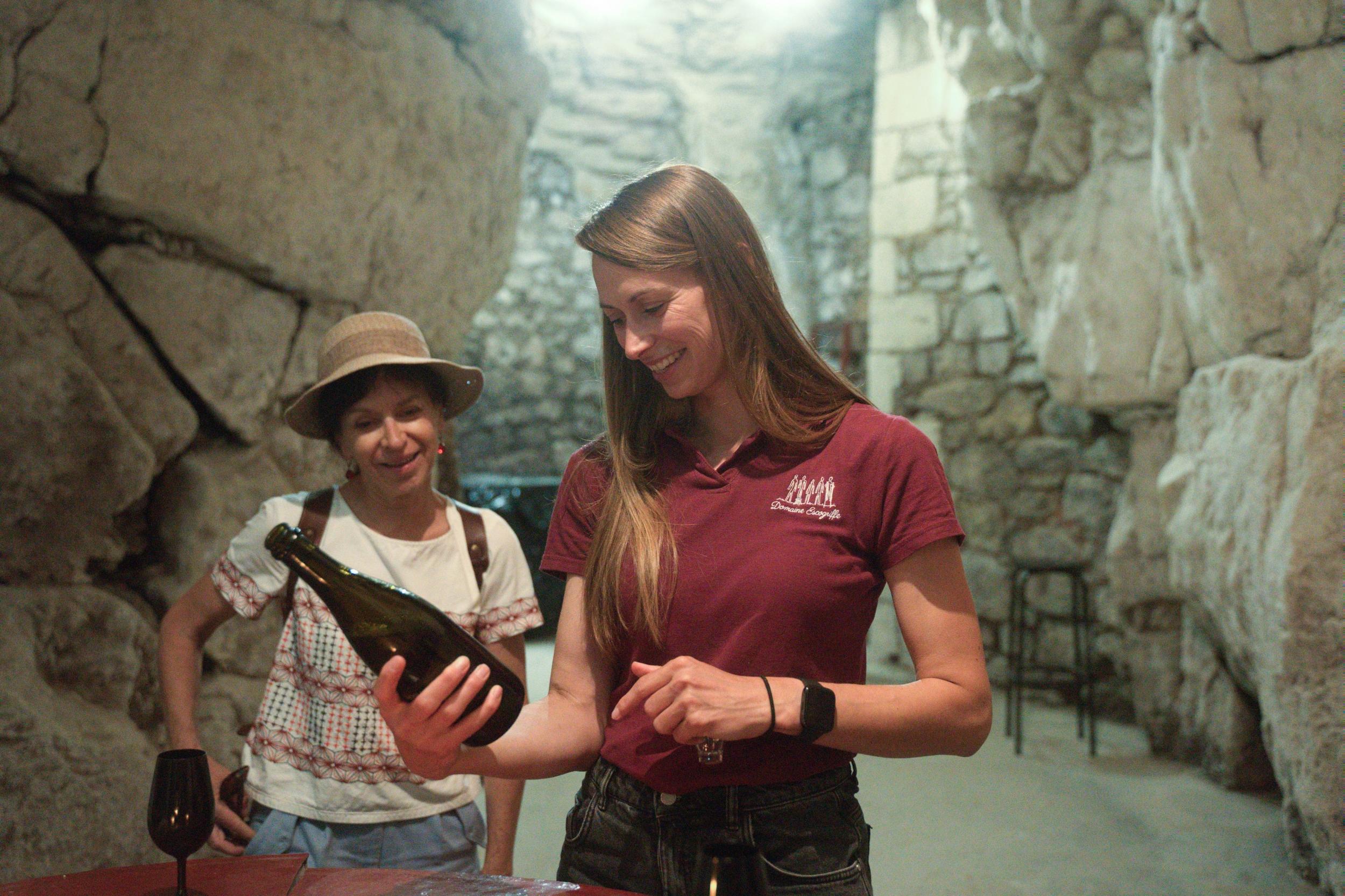 Dégustez à l’aveugle vins et fromages dans une cave troglodyte avec Clara et Diane - Image n°2 - Wecandoo