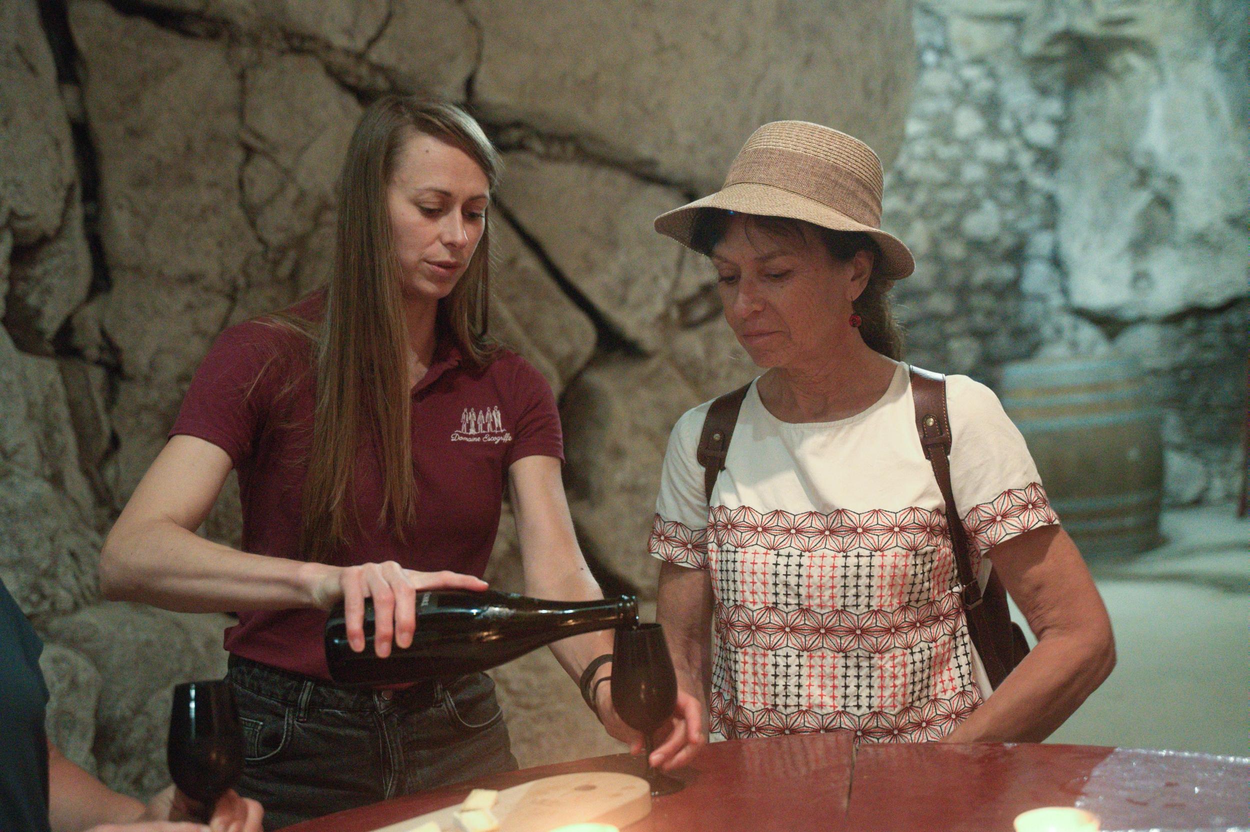 Dégustez à l’aveugle vins et fromages dans une cave troglodyte avec Clara et Diane - Image n°7 - Wecandoo