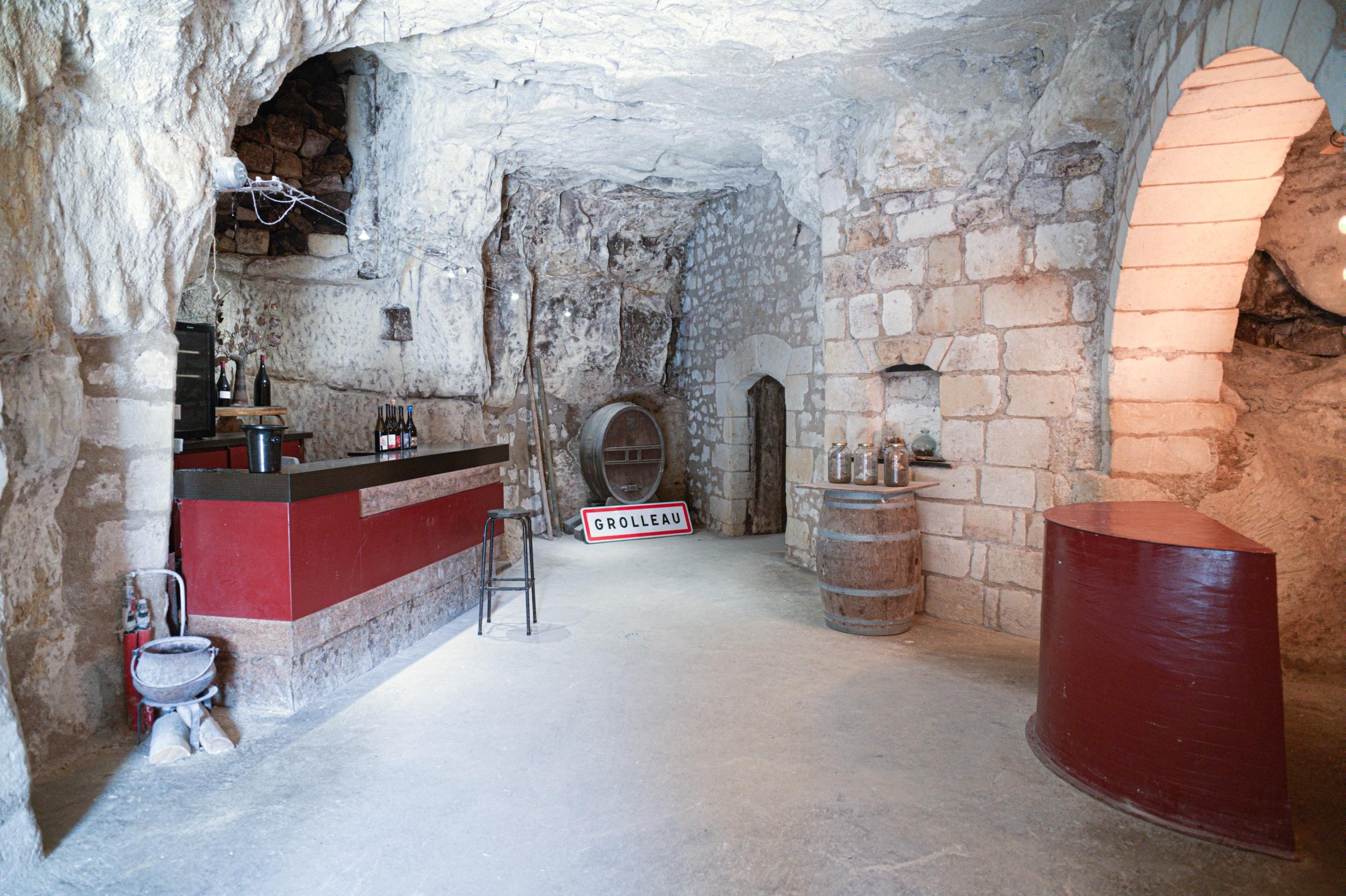 Dégustez à l’aveugle vins et fromages dans une cave troglodyte avec Clara et Diane - Image n°10 - Wecandoo