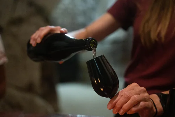 Dégustez à l’aveugle vins et fromages dans une cave troglodyte avec Clara et Diane - Image n°3 - Wecandoo