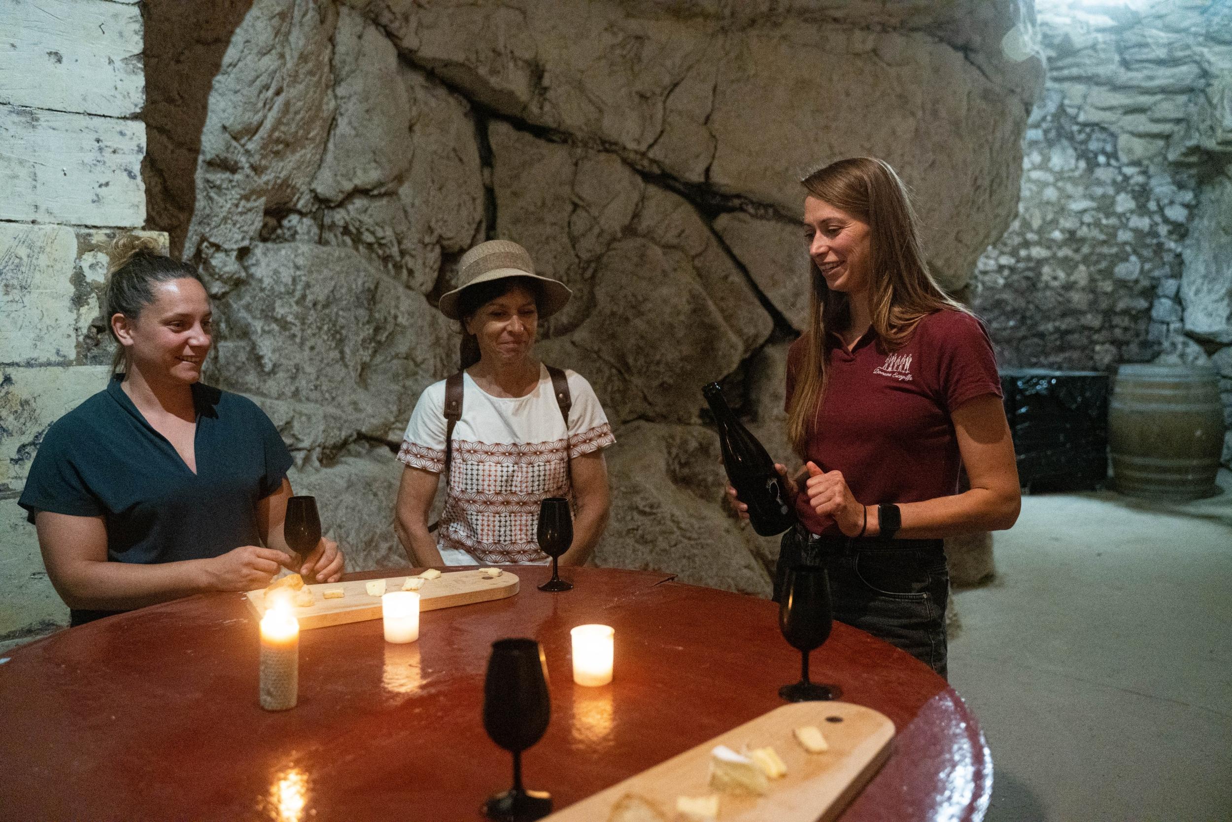 Dégustez à l’aveugle vins et fromages dans une cave troglodyte avec Clara et Diane - Image n°5 - Wecandoo