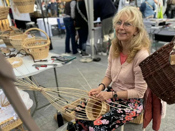 Réalisez votre panier sur fond de bois sur une journée avec Monique - Image n°2 - Wecandoo