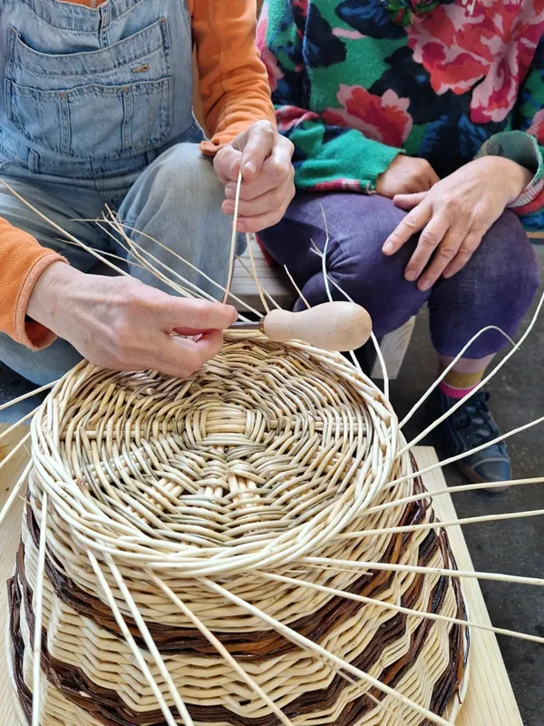 Réalisez votre panier sur fond de bois sur une journée avec Monique - Image n°4 - Wecandoo