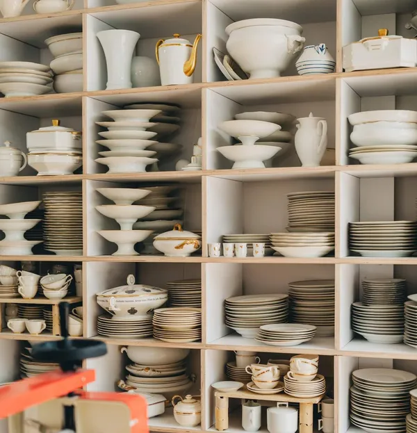 Initiez-vous à la dorure sur porcelaine avec Gaëlle et Arnold - Image n°4 - Wecandoo