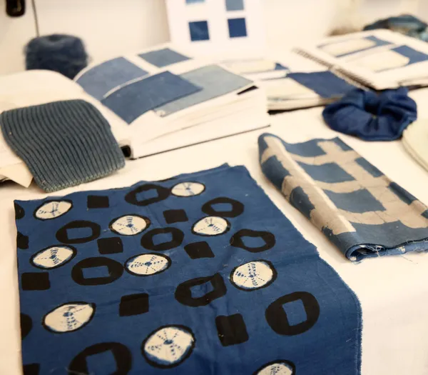 Créez votre foulard en soie et indigo avec des motifs Shibori avec Cindy - Image n°4 - Wecandoo