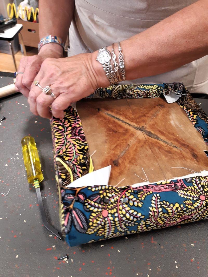 Tapissez votre tabouret vintage avec Chloé - Afbeelding nr. 5 - Wecandoo
