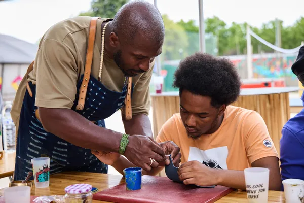 Réalisez votre pièce de maroquinerie autour d'un apéro à l'africaine avec Fred et son équipe - Image n°4 - Wecandoo