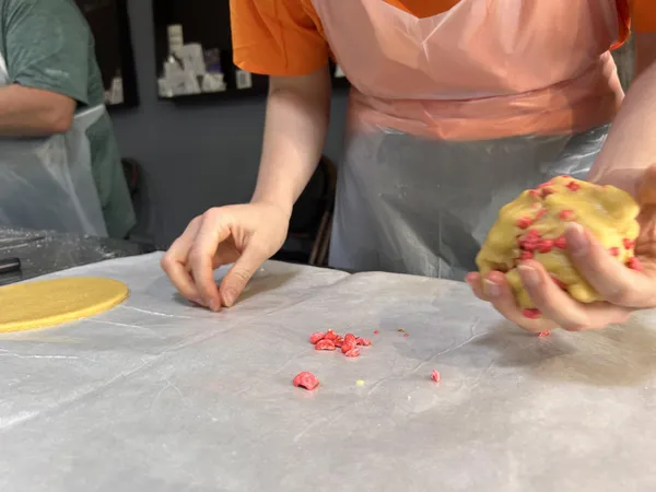 Réalisez une tarte à la praline rose lyonnaise avec Thierry-Rodolphe - Image n°5 - Wecandoo