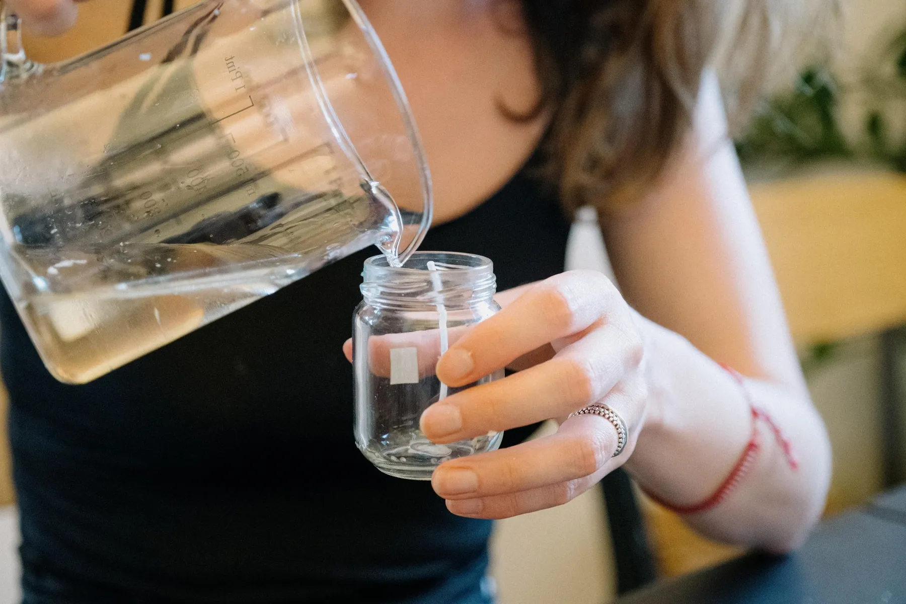 Réalisez votre lubrifiant naturel et bougie de massage avec Virginie - Image n°4 - Wecandoo