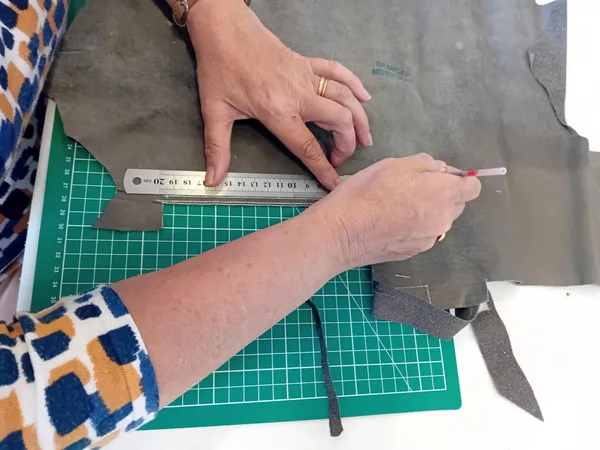 Initiez-vous à la maroquinerie en famille avec Céline - Image n°4 - Wecandoo