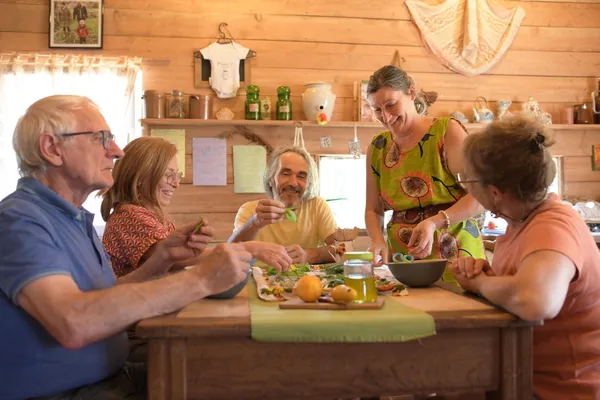 Cuisinez un repas complet à base de plantes sauvages avec Isabelle - Image n°4 - Wecandoo