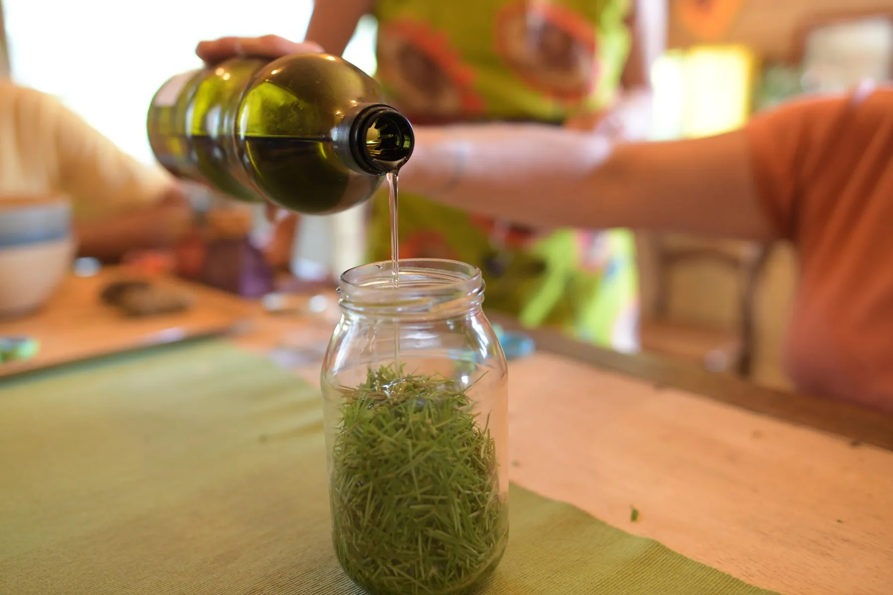 Cuisinez un repas complet à base de plantes sauvages avec Isabelle - Image n°5 - Wecandoo